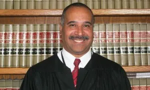 Thẩm phán bị kỷ luật vì đăng 40 clip 'lố lăng' lên Tik Tok